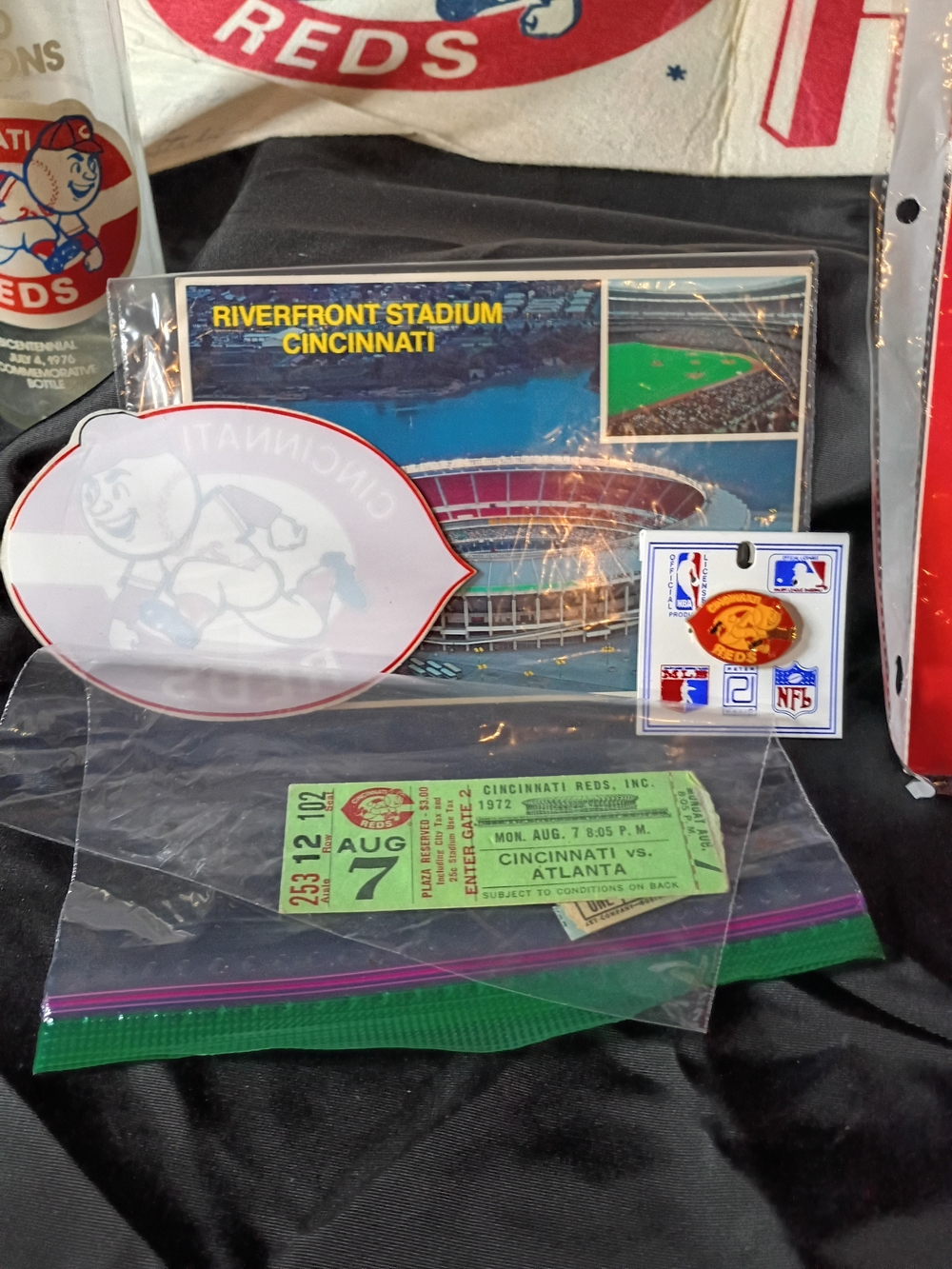 Cincinnati Reds Memorabilia - Set#1. - Picture 2 of 5